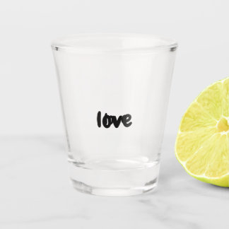 Copo De Shot vidro com a palavra amor escrita nele