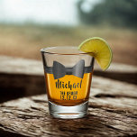 Copo De Shot Vidro de Amarra Negra Arco<br><div class="desc">Trate o noivo para seu próprio arco de vidro de gravata. Apenas adicione o nome dele e a data do casamento. Pode ser usado para qualquer membro do partido de noiva</div>