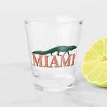 Copo De Shot Vidro de Miami<br><div class="desc">Levantem um brinde à vibrante cidade de Miami com o nosso Miami Shot Glass. Este vidro elegante e na moda é a adição perfeita à sua coleção ou um presente delicioso para os entusiastas de Miami. Feito com atenção aos detalhes, nosso Miami Shot Glass apresenta um design artístico que captura...</div>
