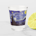 Copo De Shot Vincent Van Gogh Starry Night Vintage Fine Art<br><div class="desc">Vincent van Gogh Starry Night Fine Art Painting Starry Night Starry Night é uma pintura do artista poste-impressionista holandês Vincent van Gogh. O céu azul à noite está cheio de nuvens, estrelas e uma lua crescente brilhante. A Noite Estrelada é a única noturna na série de visões da janela do...</div>