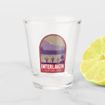 Copo De Shot Vintage de Viagem de Suiça de de Interlaken<br><div class="desc">Design de viagem de vetor retrorreflector intercalado. Interlaken é uma cidade de resort tradicional na montanha Bernese Oberland,  região da Suiça central.</div>