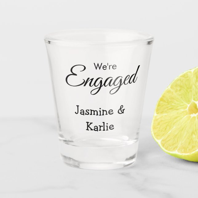 Copo De Shot We are engaged couple name romantic stylish simple (Frente)