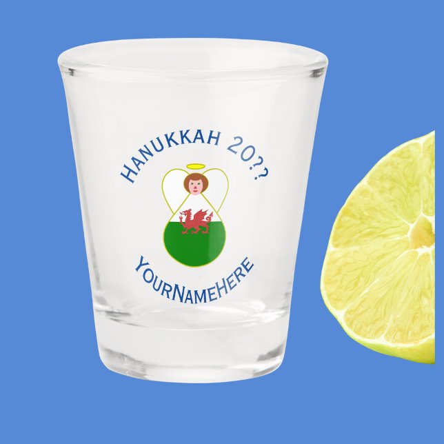 Copo De Shot Welsh Angel Hanukkah Flag Personalizado (Shot glass with angel dressed in Welsh Flag for Hanukkah. Blue text for name, year, and holiday.)