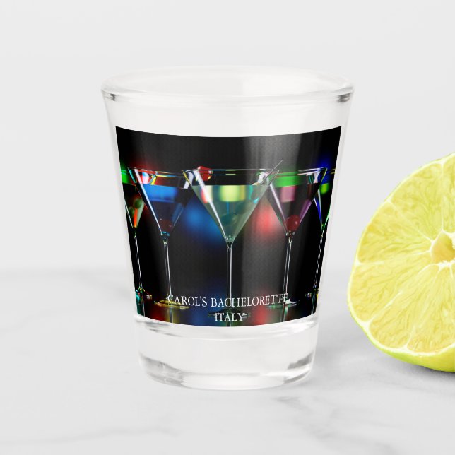 Coquetéis diferentes em copos de martini com luzes (Frente)