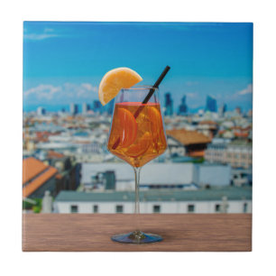 Coquetel Spritz numa mesa com vista a Milão