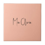 Cor da Tendência - Nome de Pêssego Suave - Azulejo<br><div class="desc">Apresentando a trendy primavera shade: Pêssego de Pastel mole. Elevem sua decoração caseira com nosso azulejo de cerâmica moderno e na moda, com um nome personalizável em uma charmosa fonte manuscrita, parecendo uma assinatura. Seu design elegante e minimalista em cores sólidas exude o apelo eterno, fazer-o perfeito para uso pessoal...</div>