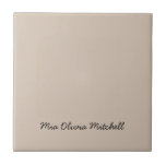 Cor de tendência - Azulejo cerâmico de taupe suave<br><div class="desc">Apresentando o clássico e elegante tom de primavera: Soft Taupe. Elevem sua decoração doméstica com nosso azulejo de cerâmica moderno e na moda, com um nome personalizável em uma charmosa fonte manuscrita. Seu design elegante e minimalista em cores sólidas exude o apelo eterno, fazer-o perfeito para uso pessoal ou como...</div>