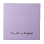Cor de tendência - Azulejo violeta suave cerâmico<br><div class="desc">Apresentando a vibrante sombra de primavera: Violeta Suave. Elevem sua decoração doméstica com nosso azulejo de cerâmica moderno e na moda, com um nome personalizável em uma charmosa fonte manuscrita. Sua design elegante e minimalista em cores sólidas exude o apelo eterno, fazer-o perfeito para uso pessoal ou como um presente...</div>