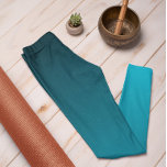 Cor de Tendência do Outono - Leggings do Ombre Cíp<br><div class="desc">Na moda Vivid Cyan sutil ombre leggings da nossa coleção de cores de tendência Autumn e Winter 2023/24 oferecem charme de eterno. Estas Leggings em forma de "Ombre Cyan Leggings" apresentam um gradiente, desaparecendo do escuro no topo para a cor mais clara/mais clara nas pernas. Estas leggings são uma forma...</div>