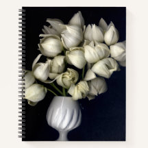 Coração branco em caderno preto