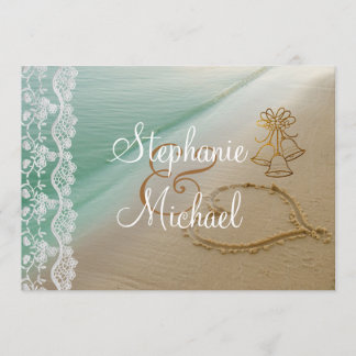 Coração cinzelado no convite do casamento da areia