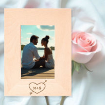 Coração com flecha e iniciais de casal romântico