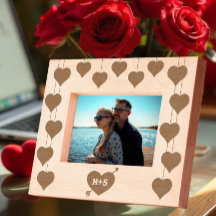 Coração com flecha e iniciais de casal romântico