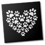 Coração de Impressão da Pata Branca Preta<br><div class="desc">Use para um presente bonito, ou arranje uma tonelada para decorar o consultório de um veterinário ou uma área de lavagem de cães da sua casa. Você pode alterar a cor de fundo. Este design de impressão de pata giro é excelente para amantes de animais de estimação em todos os...</div>