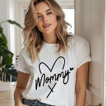 Coração de Tipografia de Script Moderno Simples ma<br><div class="desc">Típica de Script Moderno Simples Típica Cardíaco Moda feminina Cima de Camisas T apresenta o texto "Mamãe" em uma divertida tisa tipografia moderna acentuou corações bonitinhos. Perfeito como presente para a mãe no aniversário,  Natal,  Dia de as mães e muito mais. Projetado pelo Evco Studio www.zazzle.com/store/evcostudio</div>