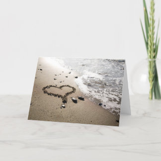 Coração no cartão de areia