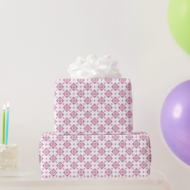 Corações brancos em papel de embrulho rosa (Presentes para festas)