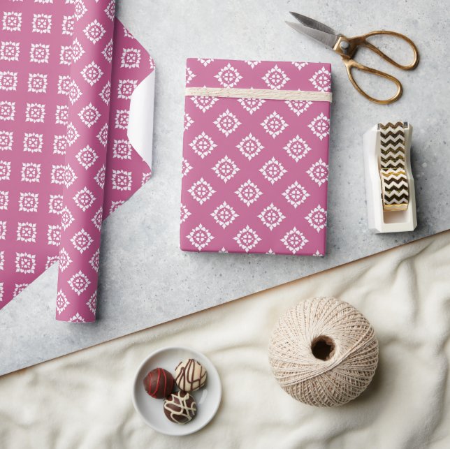 Corações brancos em papel de embrulho rosa (Artesanato)