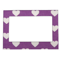 Corações brancos no quadro magnético do fundo roxo