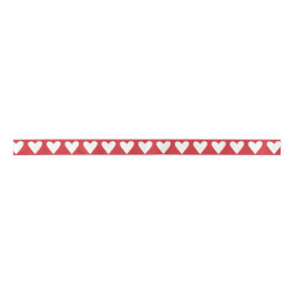 Corações populares brancos na fita vermelha