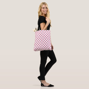 Corações vermelhos nos bolsas brancos do fundo >