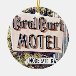 Coral Court Motel, Rua Louis, Enfeites de natal,