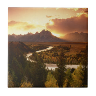 Cordilheira Teton ao pôr do sol, a partir do rio S