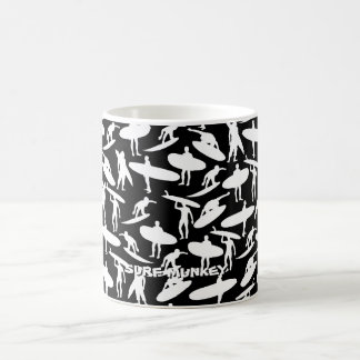 Cores inversed colagem do surfista na caneca de