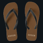 Cores Personalizadas de Chinelos de Grupo Masculin<br><div class="desc">Texto editável personalizável "marrom" com "noivo" bege. Excelente para qualquer pessoa na festa de casamento ou simplesmente coloque seu nome na modelo. Clique em "Personalizar" e use as amostras à direita para alterar a cor de fundo. A ferramenta conta-gotas fornece ainda mais amostras, e o link "avançado" abre todo o...</div>