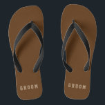 Cores Personalizadas de Chinelos de Grupo Masculin<br><div class="desc">Texto editável personalizável "marrom" com "noivo" bege. Excelente para qualquer pessoa na festa de casamento ou simplesmente coloque seu nome na modelo. Clique em "Personalizar" e use as amostras à direita para alterar a cor de fundo. A ferramenta conta-gotas fornece ainda mais amostras, e o link "avançado" abre todo o...</div>