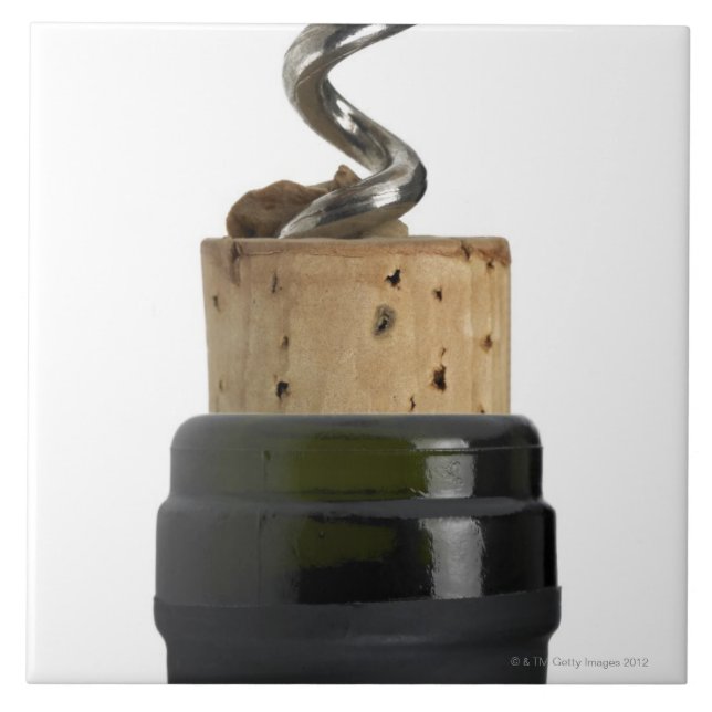 Corkscrew e cortiça, fotografados no branco (Frente)