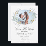 Coroa Gentle Botanics ⎥ Cartão de Salvar a Data da<br><div class="desc">Nossa coleção botânica suave apresenta folhagens em tons de verde claro, azul-turquesa e dourado em aquarela suave, combinadas com molduras douradas e fundo azul-turquesa para uma coleção de casamento perfeitamente elegante. Você pode encontrar itens correspondentes para sua experiência completa de casamento, mas também artesanatos, presentes e alguns itens pessoais. Acreditamos...</div>