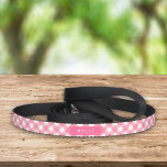 Correia Country Baby Pink Gingham Nome Personalizado<br><div class="desc">Leash de cão de nome personalizado adorável com um padrão de gingham rosa-rosa-bebê na moda. Personalize-o substituindo o texto do marcador de posição. Para obter mais opções, como alterar a fonte e seu tamanho, clique no botão "Personalizar". *Observe que a Marca d'água do Zazzle que aparece na visualização de zoom...</div>