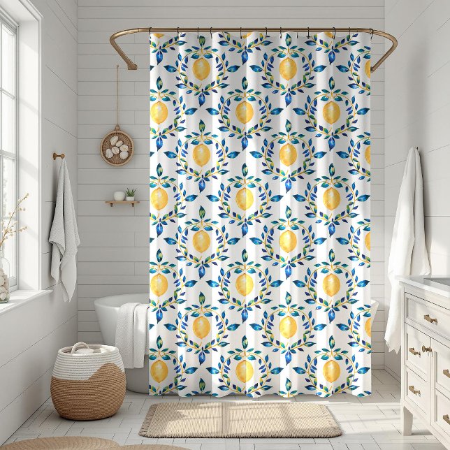 Cortina Para Box Azul mediterrânico e limão amarelo (Mediterranean Blue and Yellow Lemon Botanical Shower Curtain in a white boho bathroom)