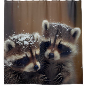 Cortina Para Box Baby Raccoons Huddle in Falling Snow