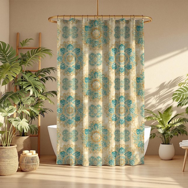 Cortina Para Box Boho Turquoise e Sand Beige Mandala (Boho Turquoise and Sand Beige Mandala Shower Curtain in a boho bathroom with house plants.)