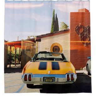 Cortina Para Box Carro azul estacionado ao lado do edifício de bet