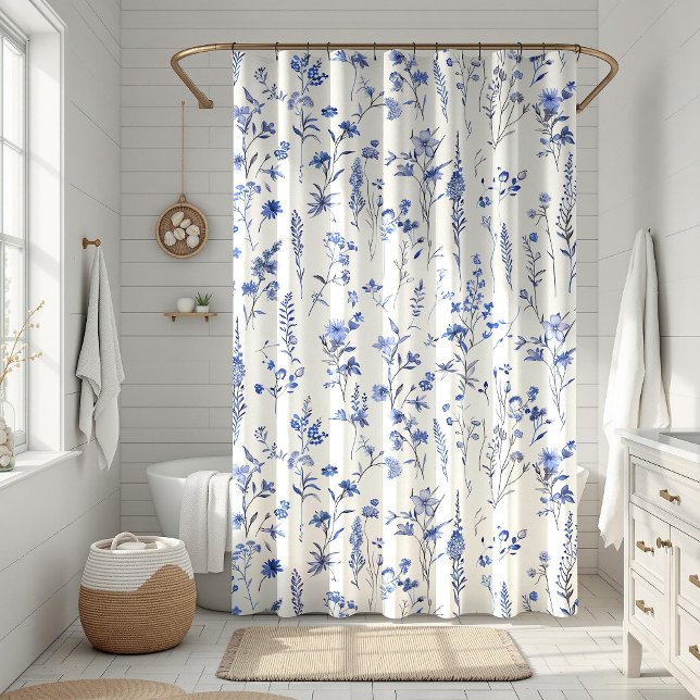 Cortina Para Box Flores Brancas e Azuis (Boho Blue and White Wildflowers Shower Curtainin a sunny white boho bathroom.)