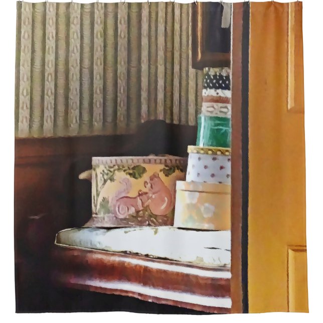 Cortina Para Box Hatboxes Seen Through an Open Door (Frente)