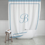 Cortina Para Box Letra Monograma de Script de Borda Azul Elegante<br><div class="desc">Adicione elegância clássica ao seu banheiro com esta cortina de chá monograma na moda. Esta sofisticada cortina de chá branco é enquadrada por um design de fronteira em camadas chic do hotel contemporâneo. Personalize a letra do monograma do script com o seu primeiro ou sobrenome inicial. Esquema de cor azul/chambray...</div>