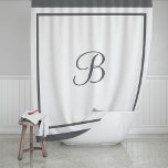 Cortina Para Box Letra Monograma do Script de Borda de Carvão Elega<br><div class="desc">Adicione elegância clássica ao seu banheiro com esta cortina de chá monograma na moda. Esta sofisticada cortina de chá branco é enquadrada por um design de fronteira em camadas chic do hotel contemporâneo. Personalize a letra do monograma do script com o seu primeiro ou sobrenome inicial. Cinzas de carvão e...</div>
