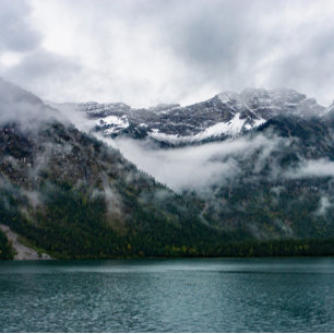 Cortina Para Box Montanhas de neve no nevoeiro no lago de Plansee