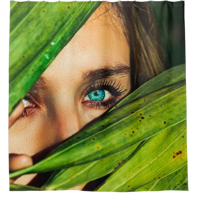 Cortina Para Box Mulher atrás das folhas verdes (Frente)
