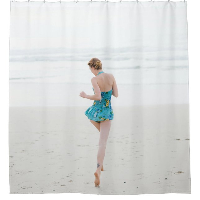 Cortina Para Box Mulher caminhando na praia perto da praia (Frente)