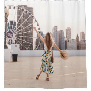 Cortina Para Box Mulher de vestido floral branco e azul com chapéu