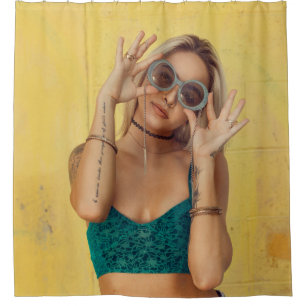 Cortina Para Box Mulher em bralette azul segurando óculos de sol c