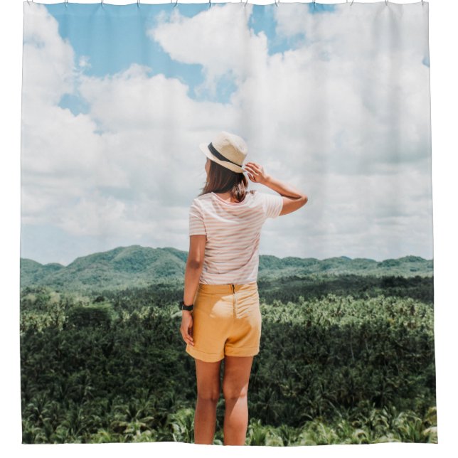 Cortina Para Box Mulher parada perto das árvores (Frente)