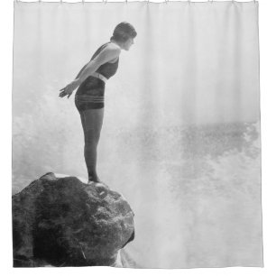 Cortina Para Box Nadador feminino na rocha acima da surfvintagem de