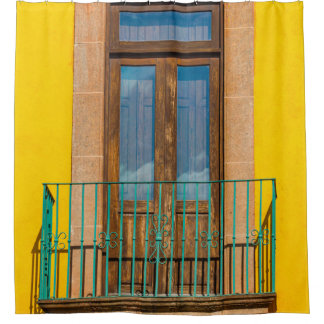 Cortina Para Box Porta de madeira azul no edifício de betão amarelo