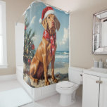 Cortina Para Box Vizsla Dog Christmas Vintage Beach<br><div class="desc">Traga o calor dos feriados para a costa com esta charmosa design inspirada na vintagem, que apresenta um cão festivo sentado numa praia serena. Com um clássico toque de feriado de tons nostálgicos e vibrações costeiras, esta trabalho de arte captura a magia do Natal pelo mar. Perfeito para espalhar alegria...</div>
